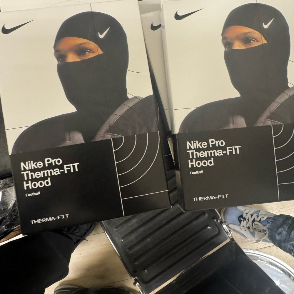 Nike Pro Therma-FIT Hood in Black
